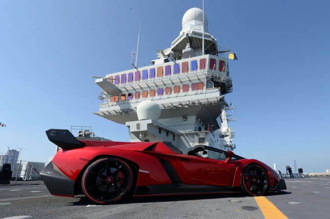 2014-Lamborghini-Veneno-Roadster-rear-three-quarters