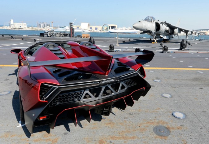 Lamborghini-Veneno-Roadster-World-Premiere-rear