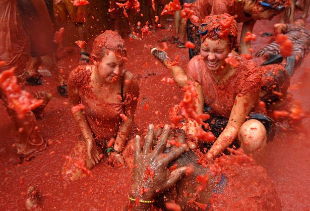 people-immersed-in-tomato-juice-during-the-tomatina-in-2005